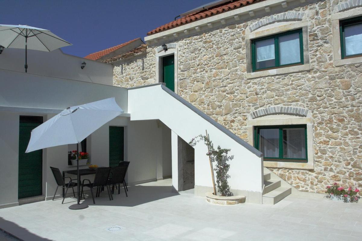 Apartmani Mustaca Dvori Привлака Екстер'єр фото